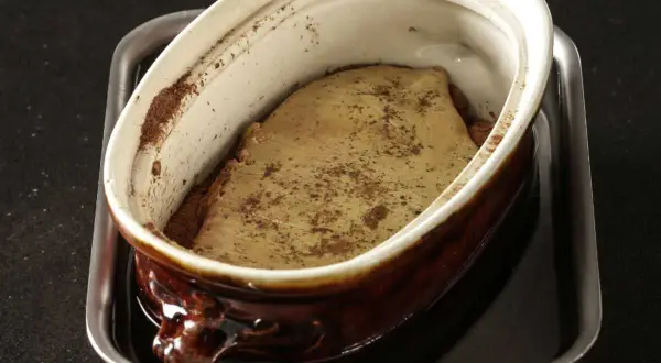 Préparation du foie gras en cuisson bain-marie, prêt pour la chaleur tournante.