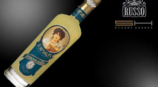 Limoncello D'Amalfi w butelce ozdobionej diamentami, dzieło Stuarta Hughesa, to najdroższy alkohol na świecie.