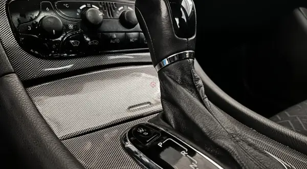 Palanca de cambios de un Mercedes C 200 CDI, con selector de modos (W/S) y marchas (P/R/N/D+). Posibles problemas en la transmisión.
