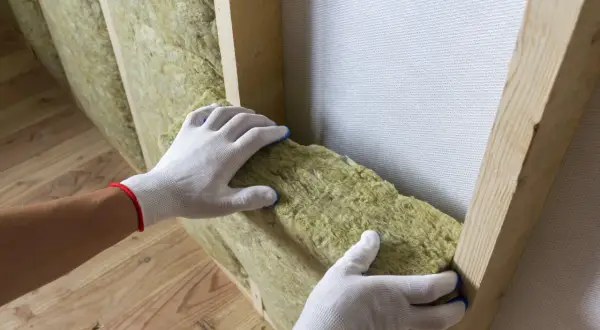 Rękawice ochronne pomagają w montażu wełny mineralnej. Do jej cięcia najlepiej użyć specjalnego noża lub piły.