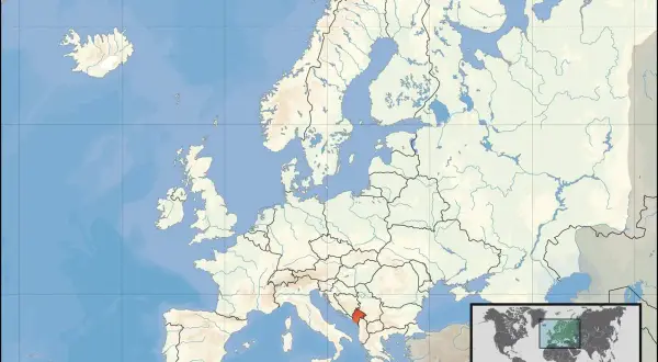 Mapa Europy z zaznaczoną Czarnogórą. Gdzie leży Czarnogóra? Na Bałkanach, nad Adriatykiem.