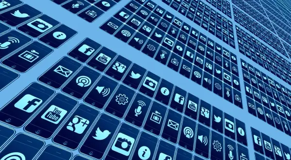 Wiele ikon aplikacji społecznościowych na ekranach smartfonów. Chcesz wiedzieć, jak wyjść z grupy na FB? To proste, wystarczy kliknąć.