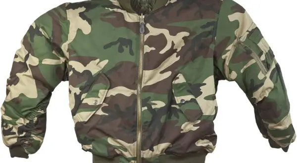 Chaqueta bomber con estampado de camuflaje verde y marrón, cremallera frontal y bolsillos.