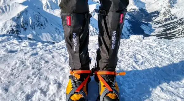 Buty do kombinezonu: Szpilki, płaskie, sneakersy? Wybierz mądrze!