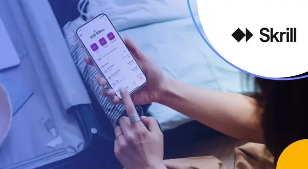 Osoba sprawdza saldo na telefonie, używając aplikacji Skrill. Czy Skrill jest bezpieczny? Tak, to popularny i bezpieczny sposób na zarządzanie finansami.