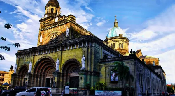 Majestatyczna bazylika na Filipinach, symbol religii i historii, z kopułą lśniącą w słońcu.