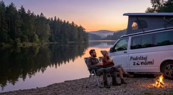 Para relaksuje się przy ognisku podczas **camping al lago**. W tle spokojne jezioro i las o zachodzie słońca.