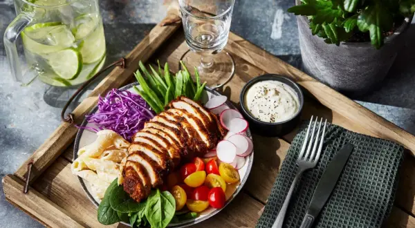 En läcker kycklingsallad med pasta, grönsaker och en krämig dressing. Ett perfekt kycklingsallad recept för en lätt lunch.