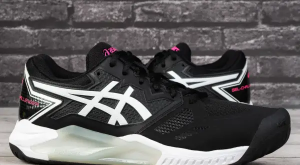 Scarpe da padel Asics Gel-Challenger 13 nere con dettagli bianchi e rosa acceso, pronte a sfidare ogni colpo.