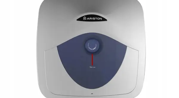 Bojler Ariston 30l z pokrętłem regulacji temperatury i wskaźnikiem grzania.