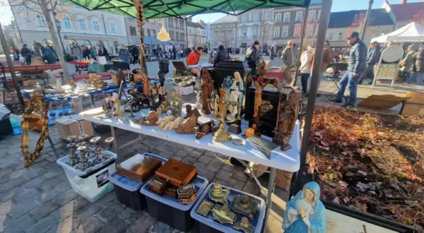 Targ staroci w Bielsku oferuje bogactwo antyków i bibelotów. Wśród nich figurki, świeczniki i obrazy.
