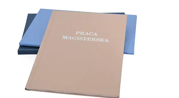 Praca magisterska w beżowej okładce, gotowa do obrony. Jak zacząć prezentację na obronie? Zacznij od pewności siebie!