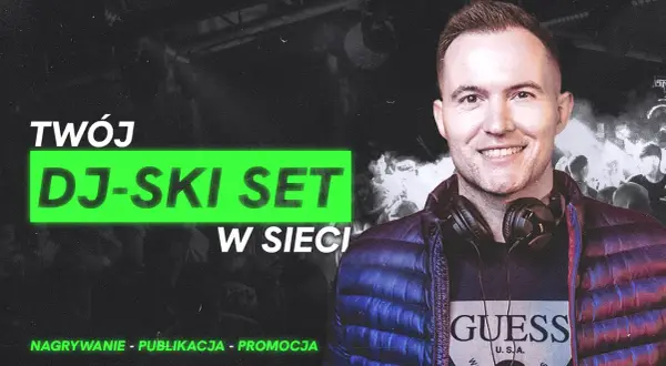 Uśmiechnięty DJ w słuchawkach na tle tłumu i napisu "Twój DJ-ski set w sieci".