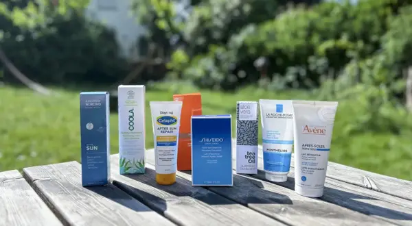 After the sun: Annemarie Börlind, Coola, Cetaphil, Shiseido, La Roche-Posay und Avène After Sun Produkte auf Holztisch.