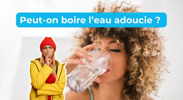 Une femme s'interroge sur la question : "Peut-on boire de l'eau adoucie ?" tandis qu'une autre boit un verre d'eau.