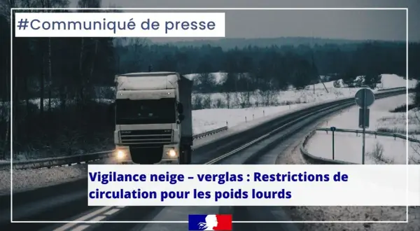 Camion sur route enneigée. Communiqué de presse annonçant des restrictions de circulation pour les poids lourds en raison de la vigilance neige et verglas.