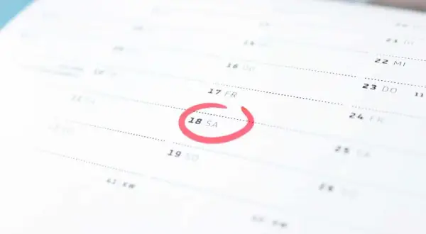 Kalendarz z zaznaczonym 18. dniem miesiąca. Zastanawiasz się, ile to godzin tygodniowo, gdy pracujesz na pół etatu?