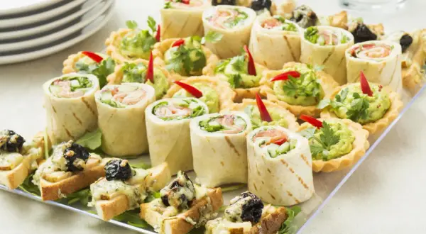 Roladki z łososiem, guacamole w tartaletkach i grzanki z serem – idealne drugie danie na imprezę.