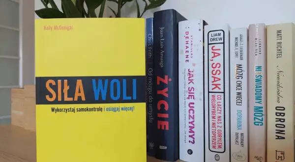 Książka "Siła woli" Kelly McGonigal obok innych tytułów o mózgu i rozwoju osobistym.