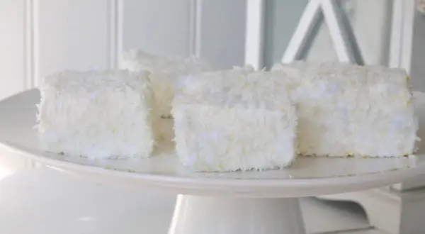 Mums mums i långpanna! Små, vita, kokostäckta bitar på ett tårtfat. Perfekt för fikat.