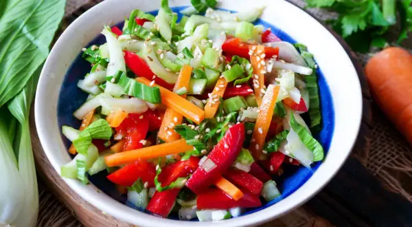 Bunter Pak Choi Salat mit Karotten, Paprika und Sesam. Ein frischer Genuss!