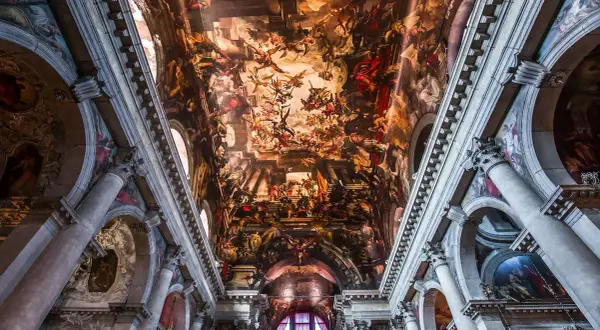 Soffitto affrescato della chiesa di San Pantalon, un tripudio di figure celestiali e terrene che si perdono nell'infinito.