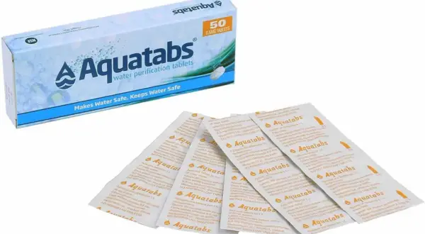 Caja de Aquatabs y varias tiras de tabletas purificadoras de agua. Similar a Katadyn Micropur Forte, para agua segura.
