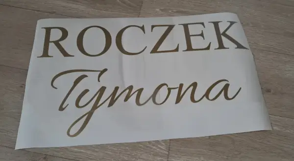 Złoty napis na urodziny: Roczek Tymona. Idealny na pierwsze urodziny malucha!