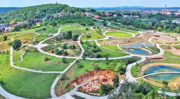 Ogród Botaniczny w Kielcach, idealne miejsce na spacer i odkrywanie atrakcji turystycznych.