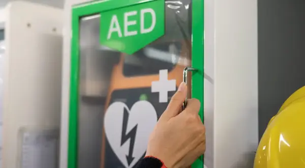Gdzie jest najbliższy AED? Szybko znajdź defibrylator i ratuj życie