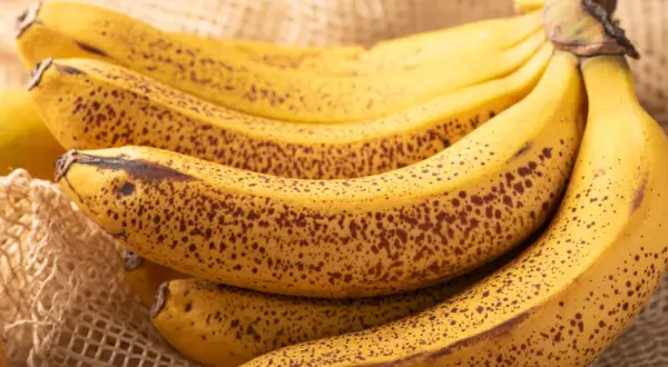 Kilka dojrzałych bananów z brązowymi plamkami. Zastanawiasz się, ile węglowodanów ma banan?