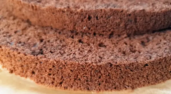 Idealny biszkopt czekoladowy, który zawsze się udaje. Puszysty i wilgotny, gotowy na pyszne torty.