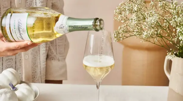 Schlumberger Grüner Veltliner Sekt wird ins Glas gegossen. Der Prosecco hat einen angenehmen prozentualen Alkoholgehalt.