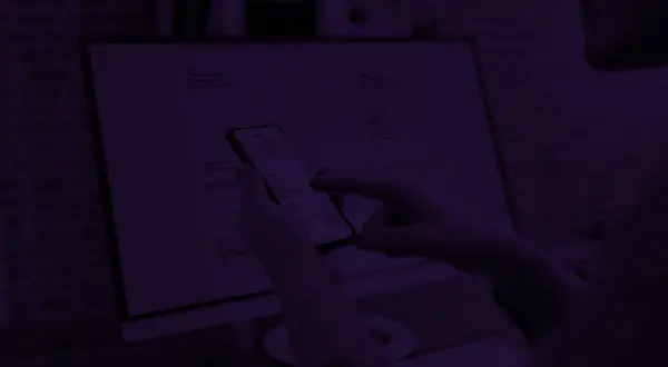 Osoba sprawdza fakturę na telefonie, widoczny zapis groszy 00/100.