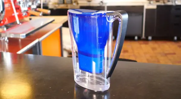 Caraffa filtrante blu, ideale per preparare un caffè dal gusto puro. La marca acqua per caffè è BWT.