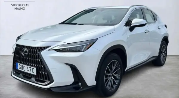 Vit Lexus NX 350h redo för ett test. En elegant SUV med modern design.