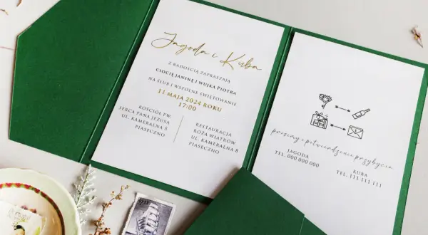 Eleganckie zielone zaproszenie ślubne z tekstem w kolorze złotym i czarnymi ikonkami.