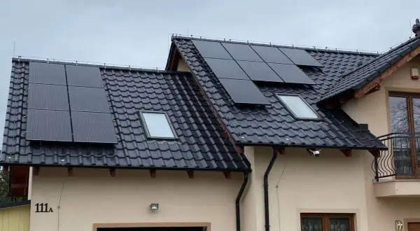 Instalacja fotowoltaiczna na dachu z dachówki ceramicznej. Gwarancja na pokrycie dachowe jest zachowana.