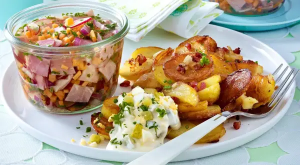 Bratkartoffeln mit Ei-Remoulade und ein Glas mit Schinken, Radieschen und Zwiebeln – das weckt Erinnerungen an vergessene Rezepte aus Omas Zeiten.