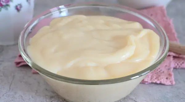 Una ciotola di cremosa crema pasticcera, perfetta per farcire dolci, preparata con il Bimby.