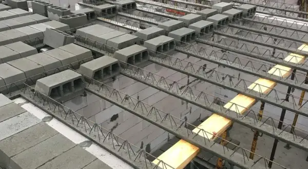 Ile czasu podlewać strop, by uniknąć uszkodzeń betonu?
