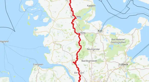 Karte zeigt eine rote Linie von Flensburg bis Hamburg, die eine Route für Fernradwege in Europa darstellt.