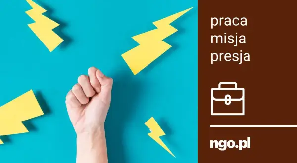 Zaciśnięta pięść na tle niebieskim z żółtymi błyskawicami. Obok tekst: "praca misja presja" i logo ngo.pl.