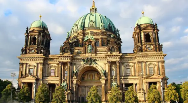 Berliner Dom, en imponerande byggnad med gröna kupoler, är ett måste att se i Berlin.