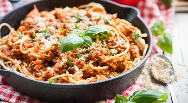 Spaghetti wegetariańskie z tofu: Prosty przepis, smakuje jak mięsne!