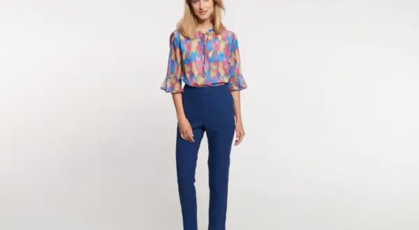 Jaką bluzkę do eleganckich spodni wybrać, by wyglądać stylowo?