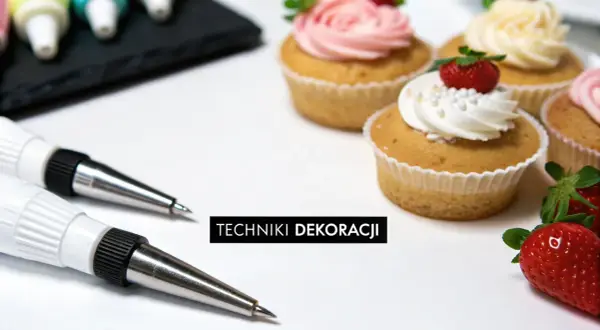 Przygotowania do malowania tortu: babeczki, kremy i narzędzia do dekoracji.