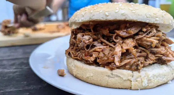 Saftiges pulled pork, frisch aus dem Backofen, auf einem Sesambrötchen. Ein Genuss für jeden BBQ-Fan!