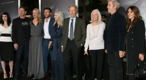 Clint Eastwood och hans familj samlade vid en premiär. En stjärnspäckad kväll, som en scen från en westernfilm.