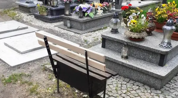 Jak zamontować ławkę na cmentarzu bez zbędnych problemów i kosztów